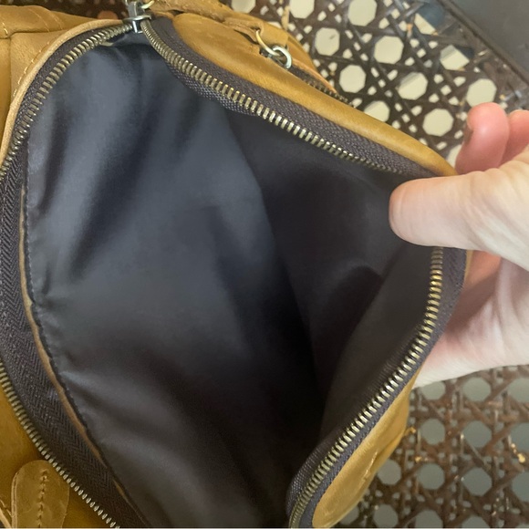 Elegant Brown Leather Messenger Bag for Men - Picture 15 of 16